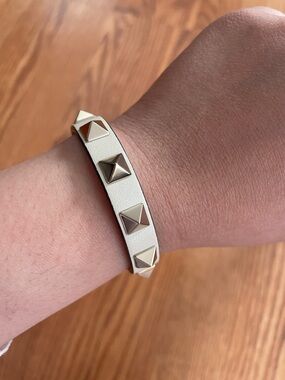 Valentino Garavani Rockstud Bracelet Light Ivory Leather Gold Tone Studs